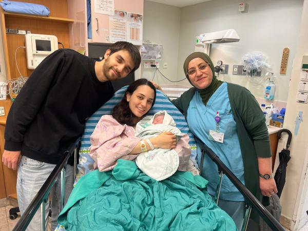 מזל טוב: בבית החולים 'בלינסון' נולד התינוק הראשון לשנת 2025