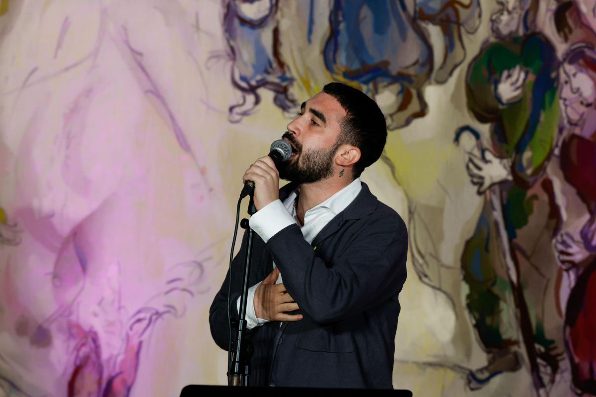 בהשתתפות יו"ר הכנסת: הזמר בן צור בהדלקת נרות חגיגית| צפו