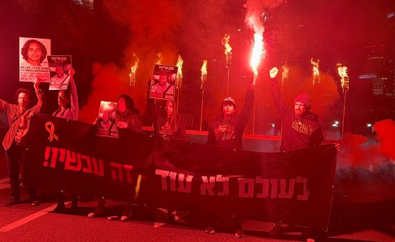 עם חנוכיית ענק: משפחות חטופים חוסמות את איילון דרום