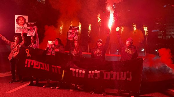 עם חנוכיית ענק: משפחות חטופים חוסמות את איילון דרום