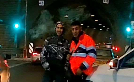 התחזו לשוטרים: צעירים ערבים חסמו את כביש המנהרות ליד ירושלים