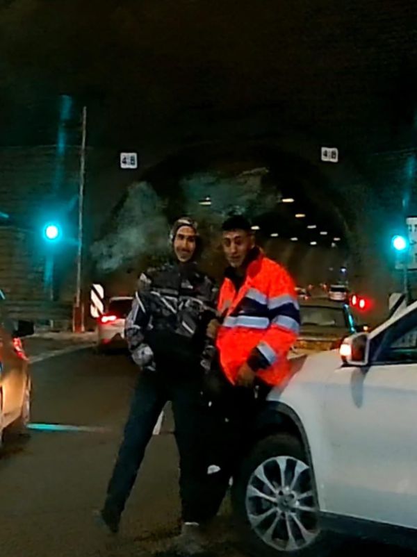 התחזו לשוטרים: צעירים ערבים חסמו את כביש המנהרות ליד ירושלים