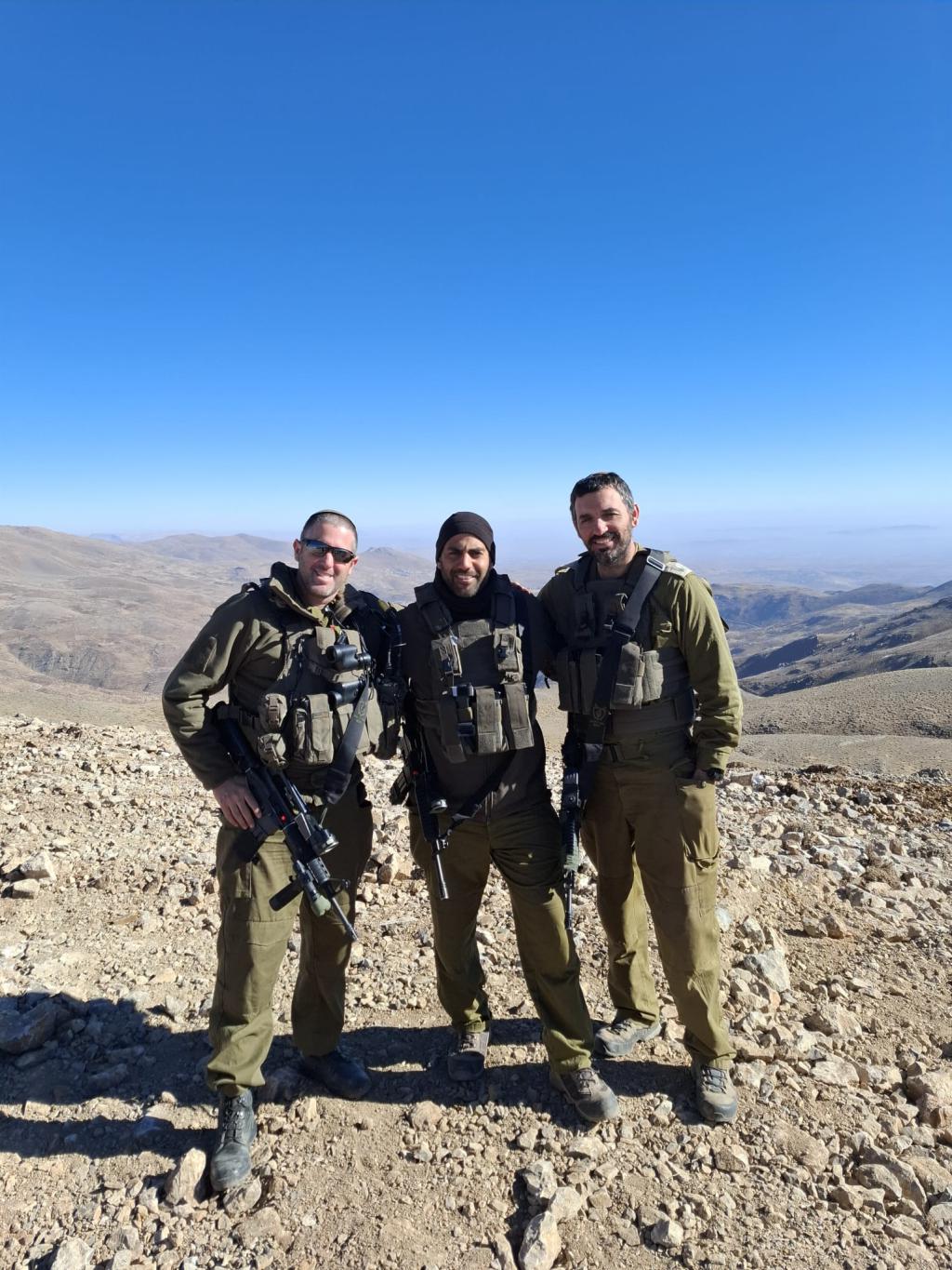 (סרן ניר חג'בי עומד באמצע, צילום: דובר צה"ל)