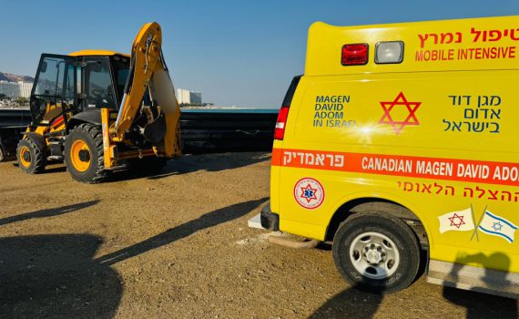 טרגדיה בחוף ים המלח: פועל נהרג כתוצאה מנפילת חפץ