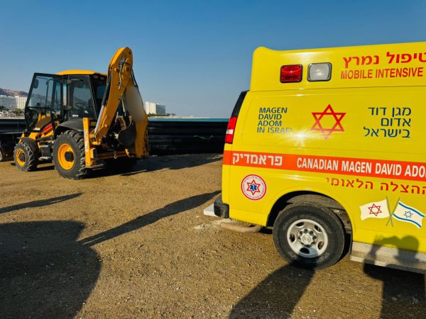 טרגדיה בחוף ים המלח: פועל נהרג כתוצאה מנפילת חפץ