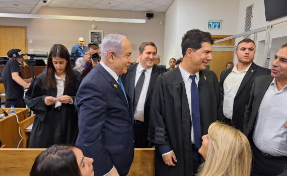 בצל החלטת השופטים: סנגורי נתניהו מאיימים לפרוש מייצוגו