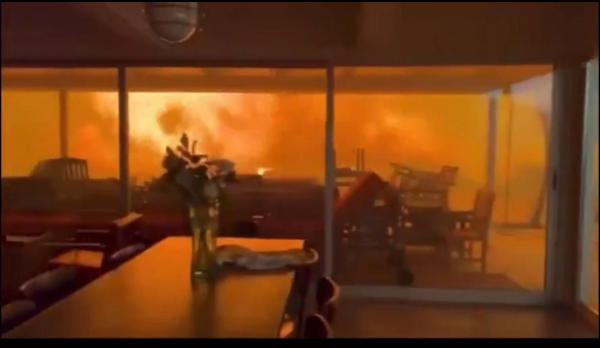 שריפת ענק משתוללת בלוס אנג'לס: 30,000 תושבים התפנו מבתיהם