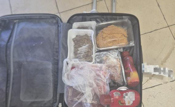 אישום: ערבי מסחנין נעצר בנתב"ג לאחר שנמצאה בתיקו אבקת סמים