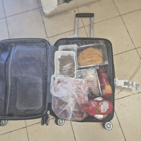 אישום: ערבי מסחנין נעצר בנתב"ג לאחר שנמצאה בתיקו אבקת סמים