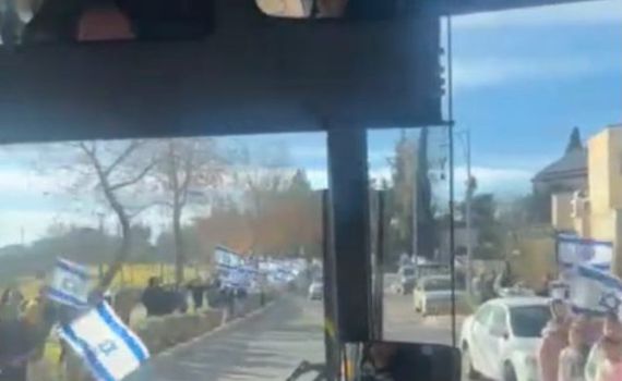 בדרך להר הרצל: תושבי בית אל ליוו את משפחת פרל בדגלים