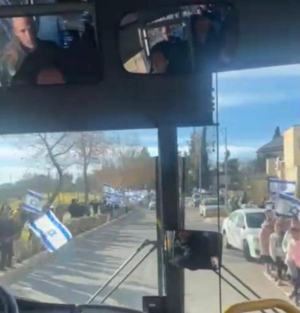 בדרך להר הרצל: תושבי בית אל ליוו את משפחת פרל בדגלים