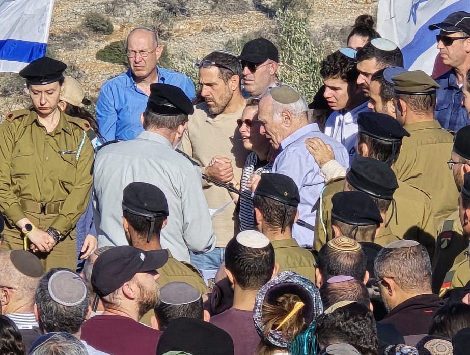 נבו פישר ז"ל הובא למנוחות: "תמיד היית מיוחד במינו"