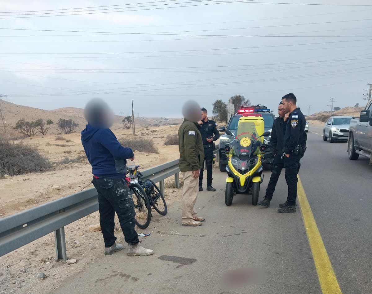 רוכב אופניים נפגע מרכב סמוך לדימונה, מצבו קשה