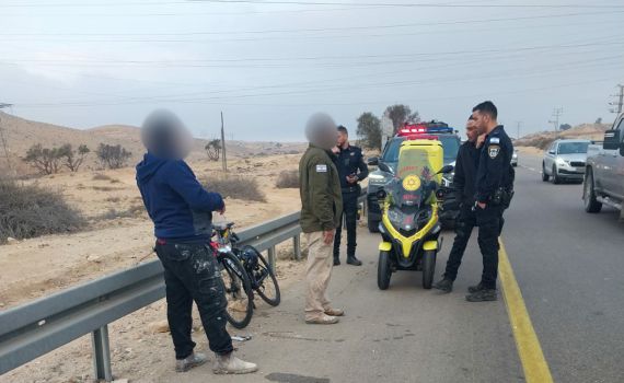 רוכב אופניים נפגע מרכב סמוך לדימונה, מצבו קשה