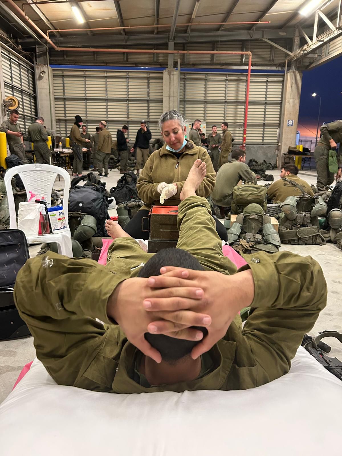 בשבילה לוחמים חולצים נעליים: הפדיקוריסטית הראשונה בצה"ל