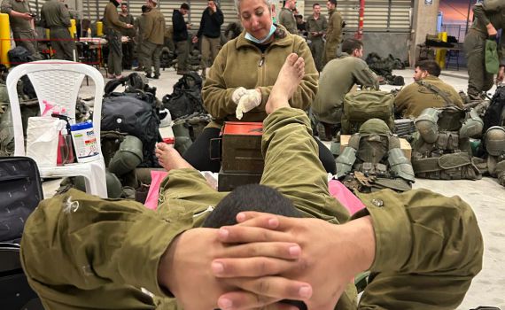 בשבילה לוחמים חולצים נעליים: הפדיקוריסטית הראשונה בצה"ל