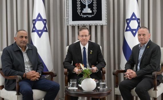 הרצוג עם יוזמי הפשרה: "לא כל הושטת יד היא חורבן הדמוקרטיה"