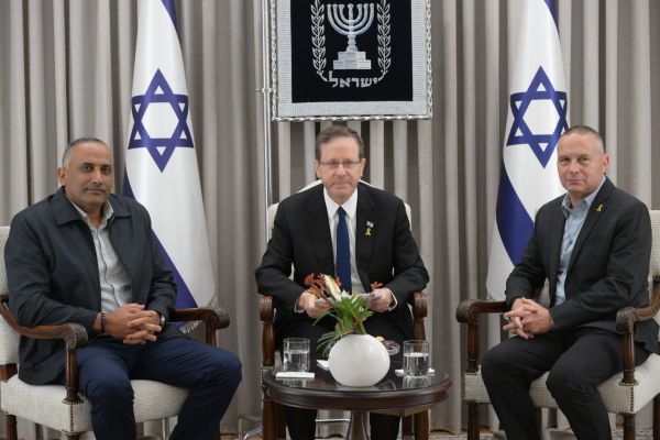 הרצוג עם יוזמי הפשרה: "לא כל הושטת יד היא חורבן הדמוקרטיה"