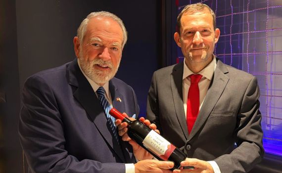 מייק האקבי ליוסי דגן: "מצפה לשוב ליהודה ושומרון"