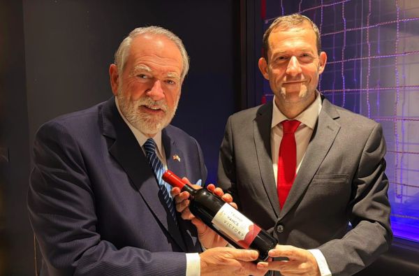 מייק האקבי ליוסי דגן: "מצפה לשוב ליהודה ושומרון"