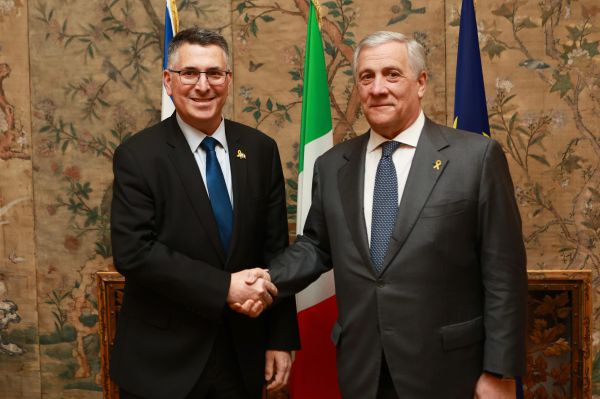 לקראת סגירת עסקה? סער קיצר את ביקורו באירופה