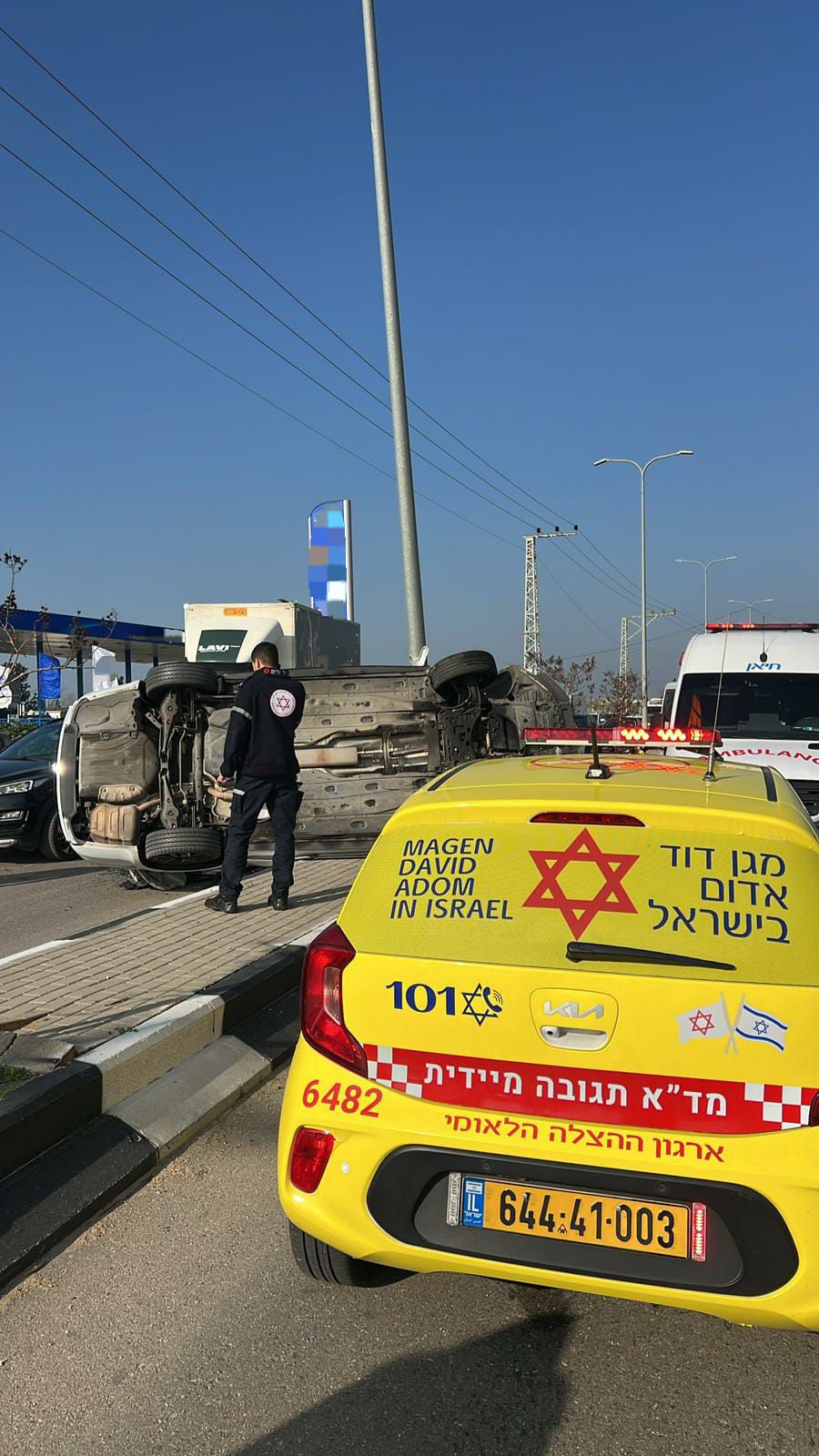 הרכב התהפך לצד השני: בן 21 נפצע באורח קשה בתאונה בצומת מכר