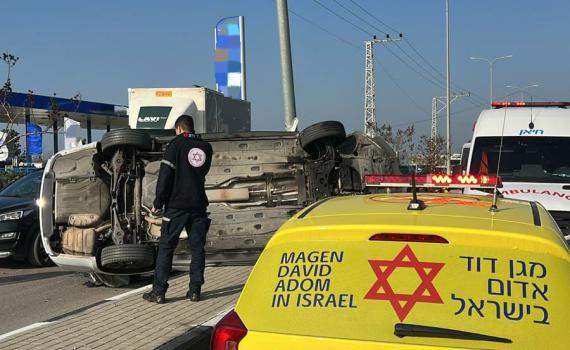 הרכב התהפך לצד השני: בן 21 נפצע באורח קשה בתאונה בצומת מכר