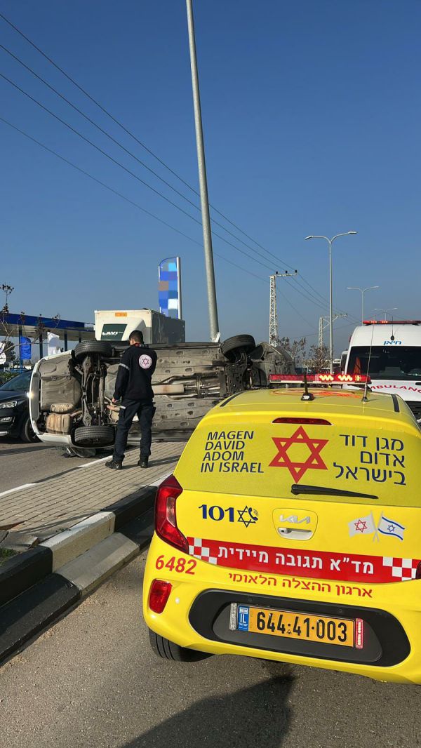 הרכב התהפך לצד השני: בן 21 נפצע באורח קשה בתאונה בצומת מכר
