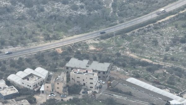 בשטח C: מבנה פלסטיני ענק נבנה על ציר מרכזי בשומרון