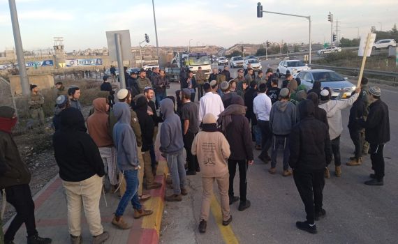 עשרות פעילים מפגינים בכלא עופר: "הסינוואר הבא בדרך הביתה"