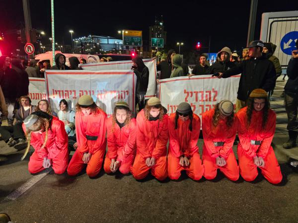 "יהודי לא יורה ביהודי": מאות חסמו את הכניסה לירושלים