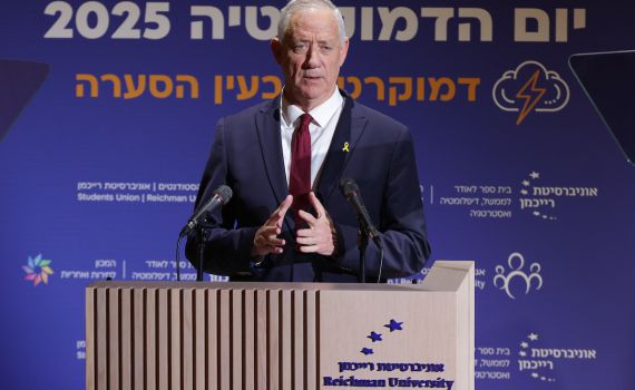 גנץ: "נמצא פתרונות שהממשלה לא תיפול עד החזרת החטוף האחרון"