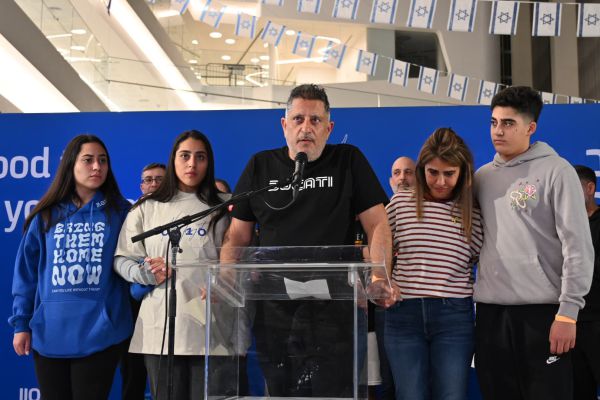 אביה של לירי אלבג תקף את מתנגדי העסקה: העם יבוא איתכם חשבון