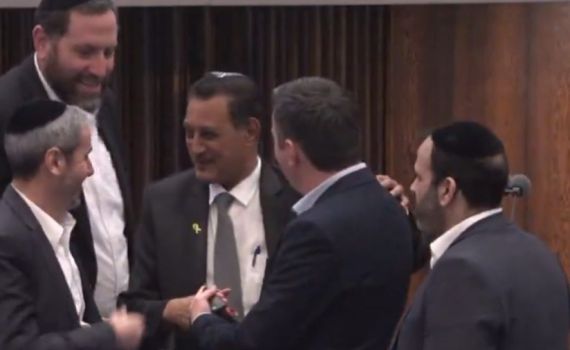 מרגש: הח"כים נפרדו מסדרני הכנסת שיוצאים לגמלאות. צפו
