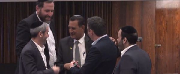 מרגש: הח"כים נפרדו מסדרני הכנסת שיוצאים לגמלאות. צפו