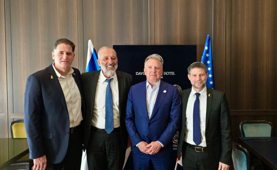 בזמן שחרור החטופות: ויטקוף נפגש עם סמוטריץ' ודרעי