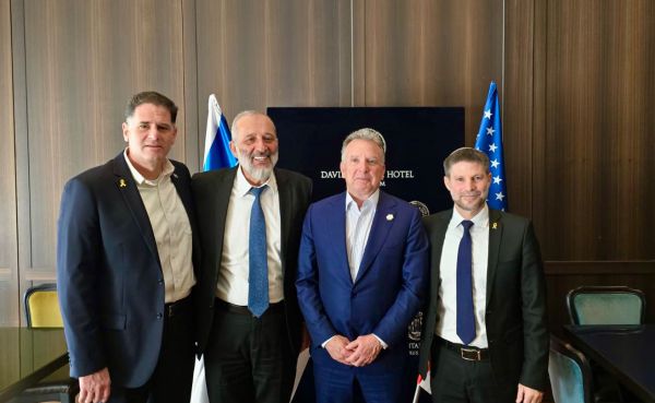 בזמן שחרור החטופות: ויטקוף נפגש עם סמוטריץ' ודרעי