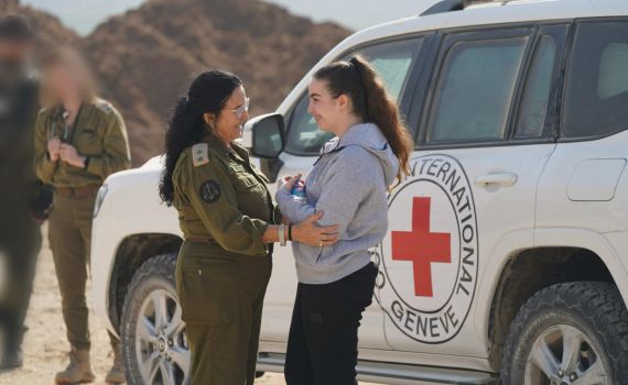 צפו: אגם ברגר חוברת לידי כוח צה"ל