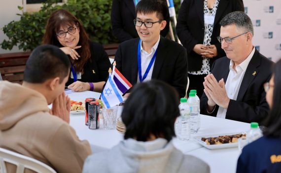 סער נפגש עם החטופים המשוחררים מתאילנד: "מאחל בריאות וחופש"