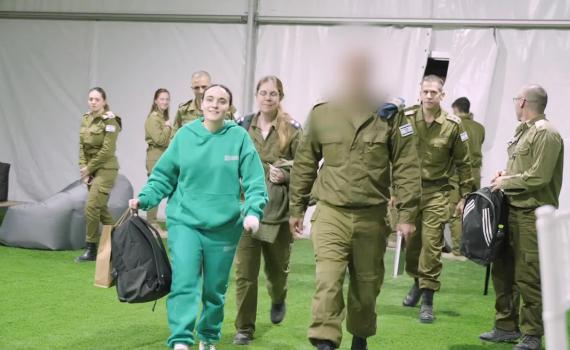 חמאס הודיע: שחרור החטופות יתקיים בשבת כמתוכנן