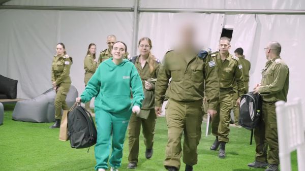 חמאס הודיע: שחרור החטופות יתקיים בשבת כמתוכנן