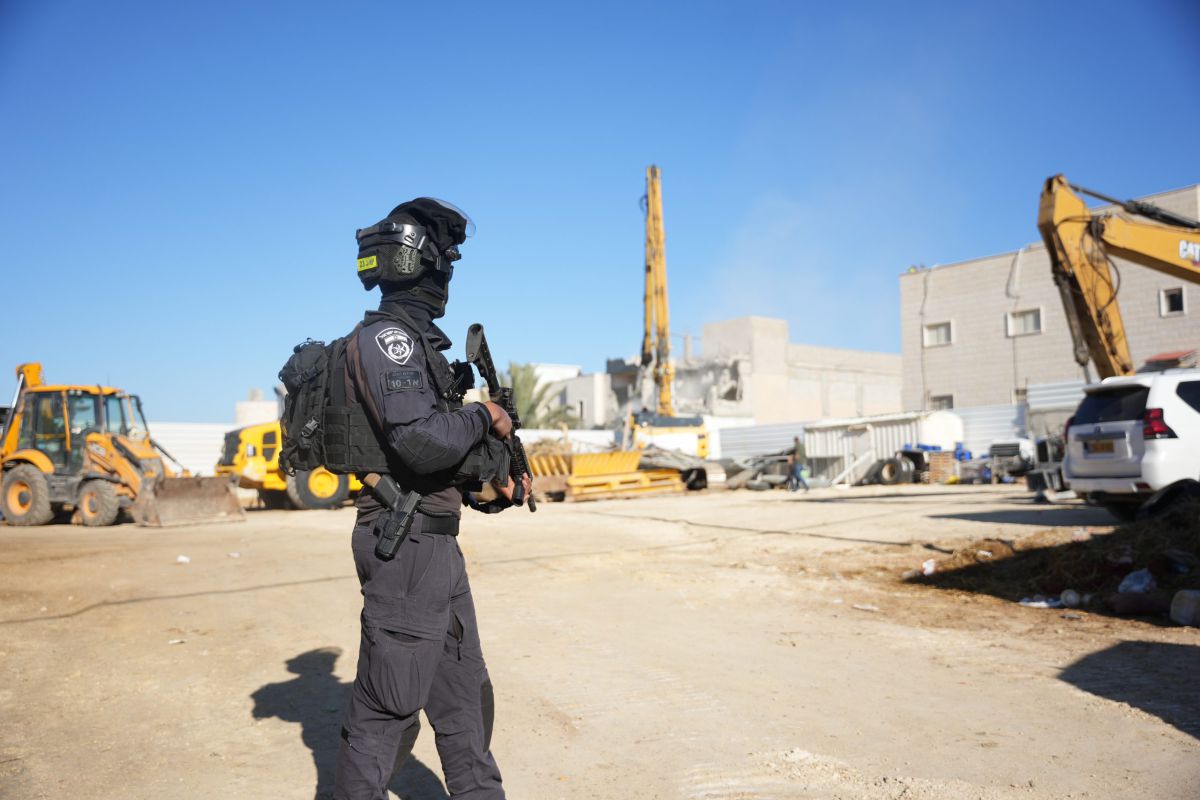 רהט: המשטרה הרסה בית שבעליו הסתיר מחבלים ב-7.10