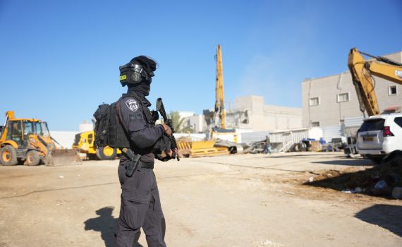 רהט: המשטרה הרסה בית שבעליו הסתיר מחבלים ב-7.10