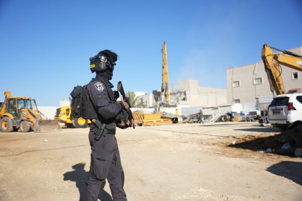 רהט: המשטרה הרסה בית שבעליו הסתיר מחבלים ב-7.10