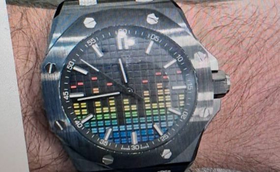 תיעוד: שדדו שעוני יוקרה בשווי מילוני שקלים עם אקדח וגז פלפל