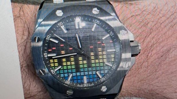 תיעוד: שדדו שעוני יוקרה בשווי מילוני שקלים עם אקדח וגז פלפל