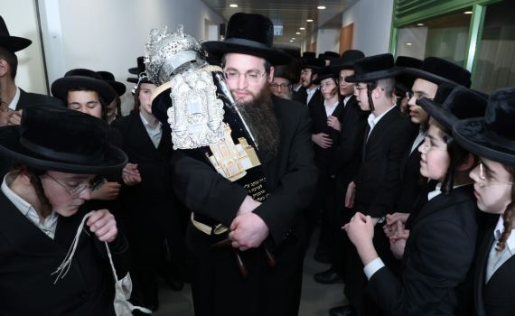 כהנים עם בגדי כהונה: ספר תורה נתרם למען הר הבית בעיר החרדית