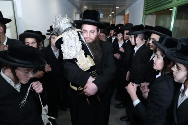 כהנים עם בגדי כהונה: ספר תורה נתרם למען הר הבית בעיר החרדית