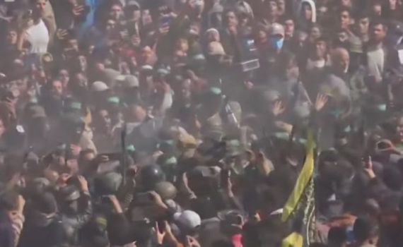 כאוס בחאן יונס: המון עזתי סביב רכבי החטופים