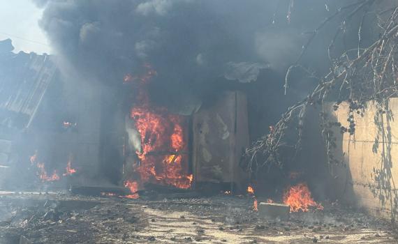 שריפה פרצה ביער בכפר קרע, מבנה סמוך עלה באש | צפו בתיעוד